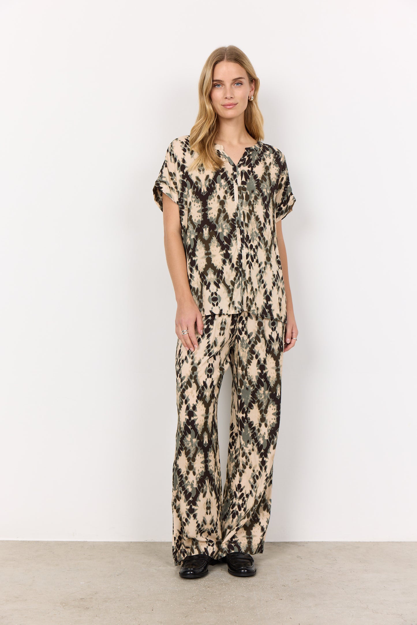 Pontida V-Neck Abstract Blouse